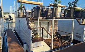 Marina Seahouse Brina